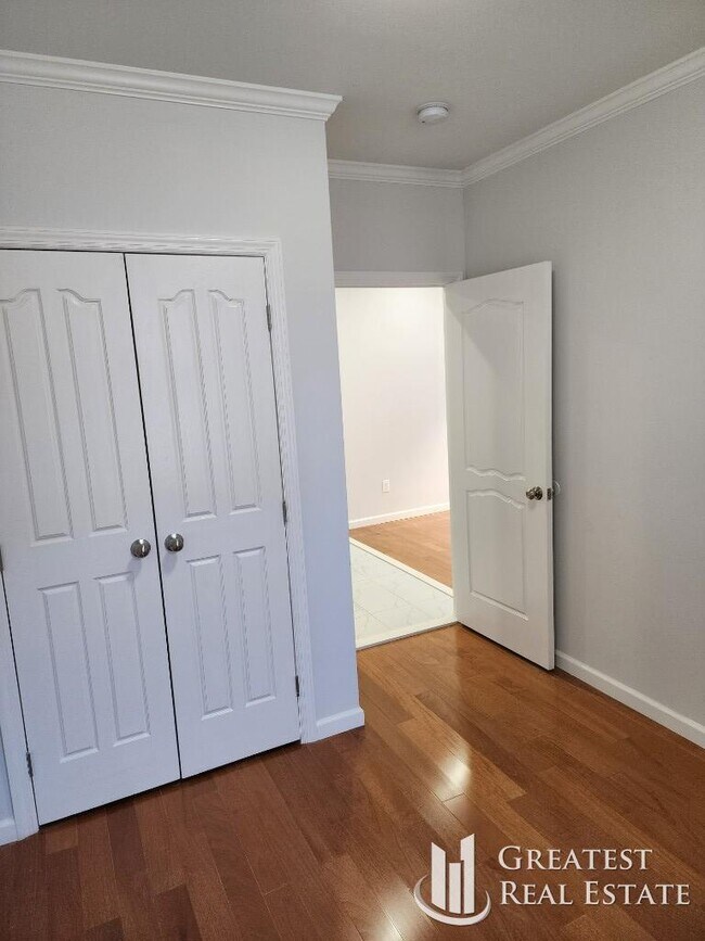 Building Photo - 3 bedroom in SOUTH RICHMOND HILL NY 11419