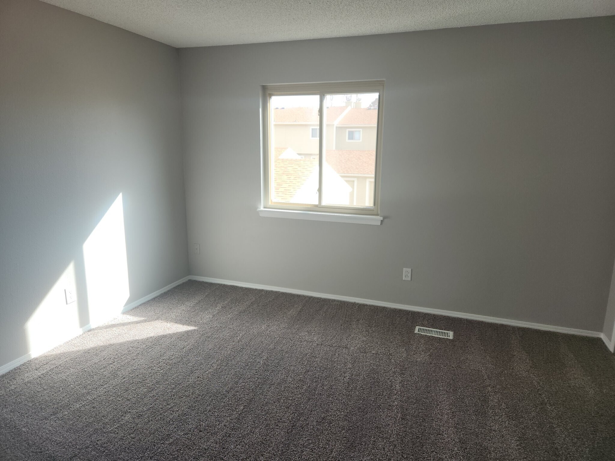 Building Photo - 8069 Lexington Park Dr