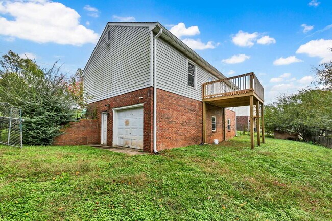 Building Photo - 3 Bedroom and 2 Bathroom with Finished Basement near Fort Campbell