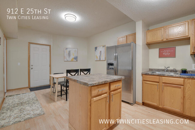 Building Photo - Updated 3 bed, 1 bath Apartment - With on-...