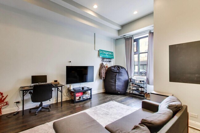 Building Photo - 3815 N Kedzie Ave