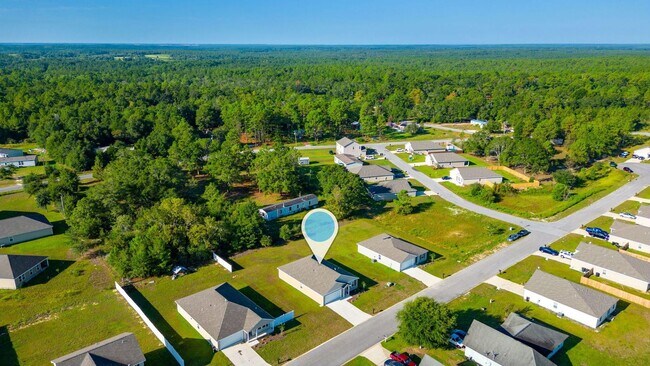 Building Photo - Charming 4-Bed Home in Quiet DeFuniak Spri...