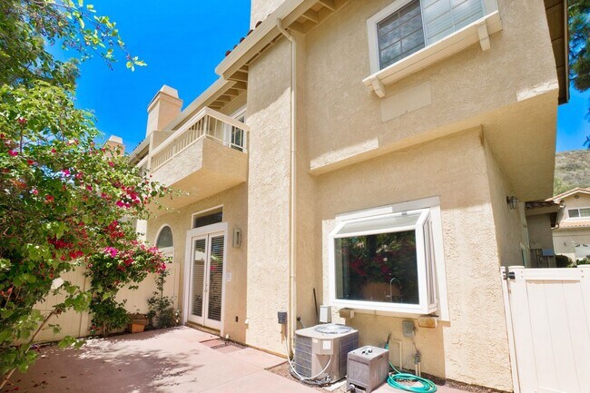 Building Photo - 3055 E Hillcrest Dr