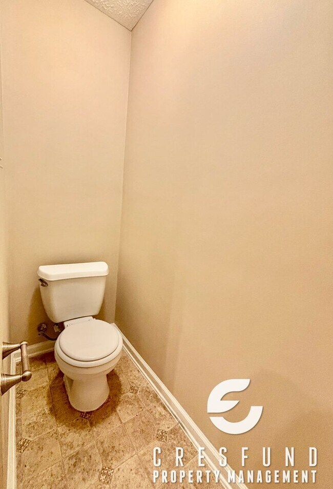 Building Photo - Spacious 3 Bed 2.5 Bath Townhouse - AVAILABLE FOR MOVE IN NOW!