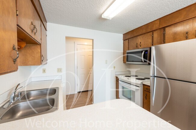 Building Photo - 2 Bedroom Duplex Apartment with Garage and...