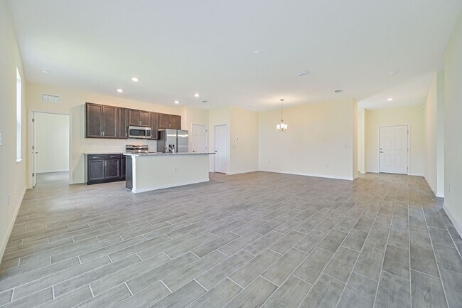 Building Photo - ** 3 + Den Home in NW Cape ~ 2 Car Garage **