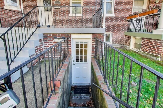 Building Photo - LEASE SPECIAL - $1,925 for a 24 month lease. 12 Month lease offered at $1,995 - Spacious 2 Bed En...