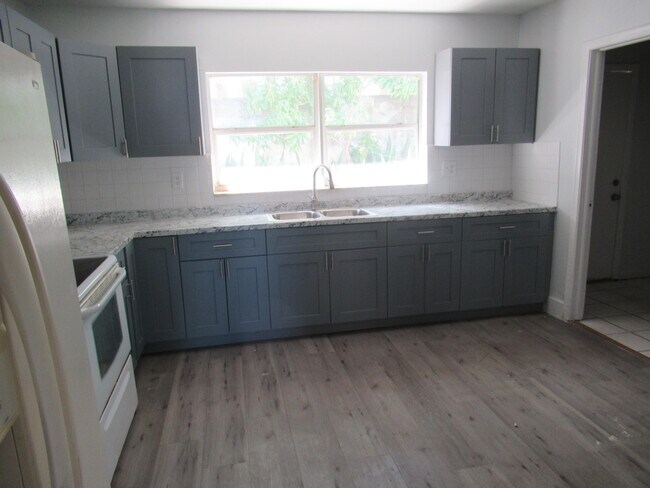 Building Photo - 1221 SW 11th Ave