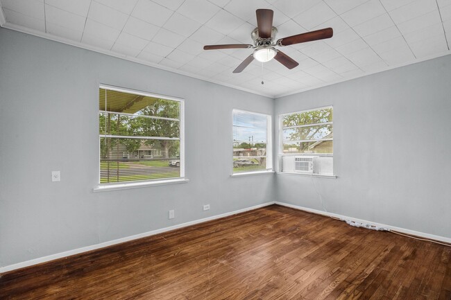 Building Photo - Cozy 3 Bedroom, 1 Bath Home - Spacious Liv...