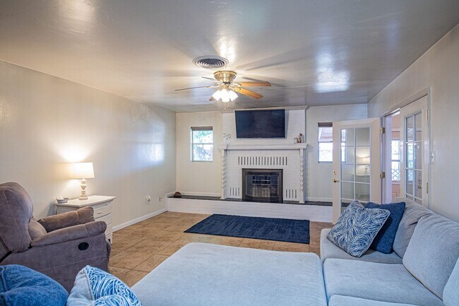 Building Photo - 4 Bedroom 2 Bathroom