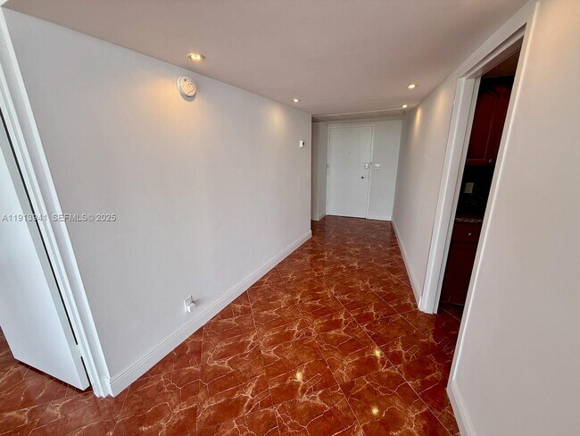 Building Photo - 900 Bay Dr