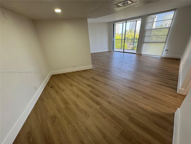 Building Photo - 3475 N Country Club Dr
