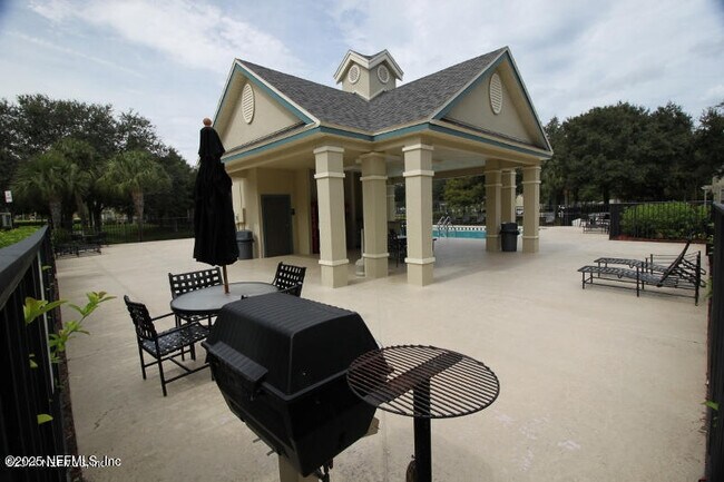 Building Photo - 13703 Richmond Park Dr N