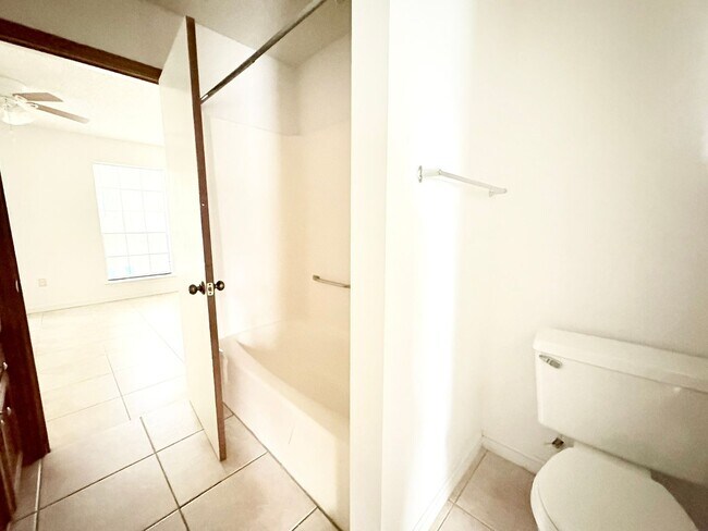 Building Photo - 1147/1149 Willow Creek Dr