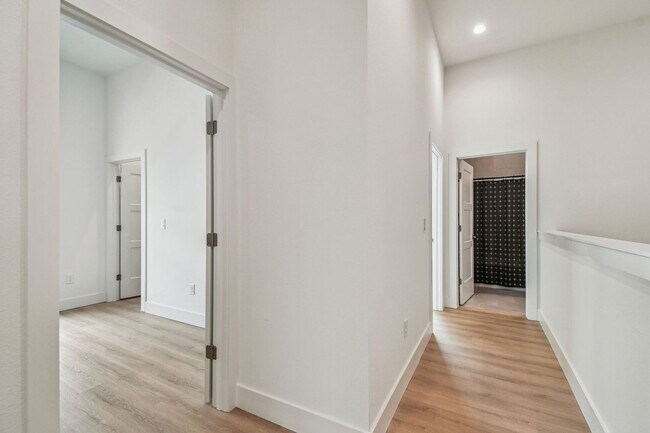 Building Photo - A charming coastal townhouse, just minutes from downtown St. Pete!