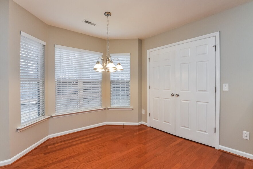 Building Photo - 504 Pyracantha Dr