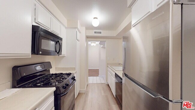 Building Photo - 15215 Magnolia Blvd