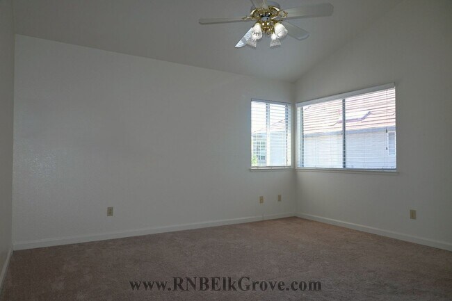 Building Photo - Home in Elk Grove! 3 Bed, 2.5 Bath