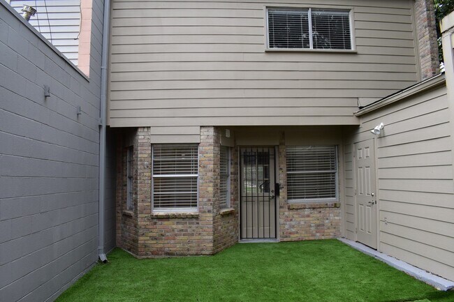Building Photo - 6501 Gambier Ln