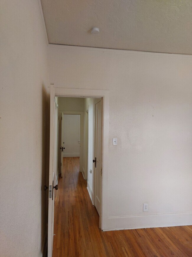 Building Photo - College Housing - 4 bedrooms