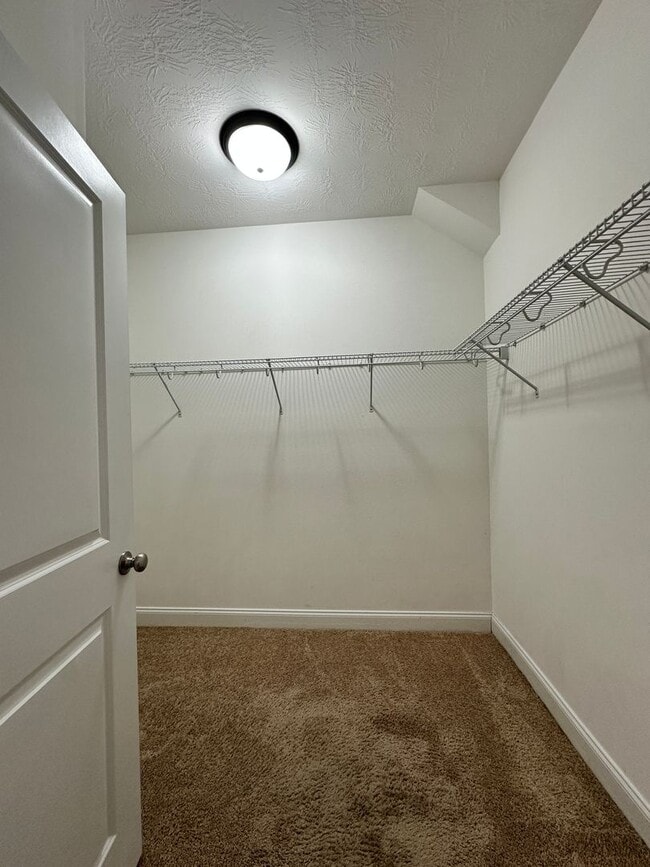 Building Photo - 3 bed/2 bath home with 1-car garage for re...
