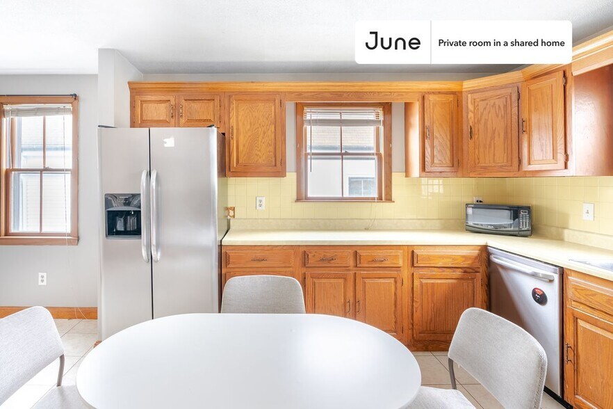 Building Photo - Room in Shared 6 bed/1.5 bath home