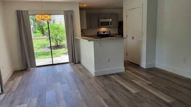 Building Photo - Annual UNfurnished renovated ground floor ...