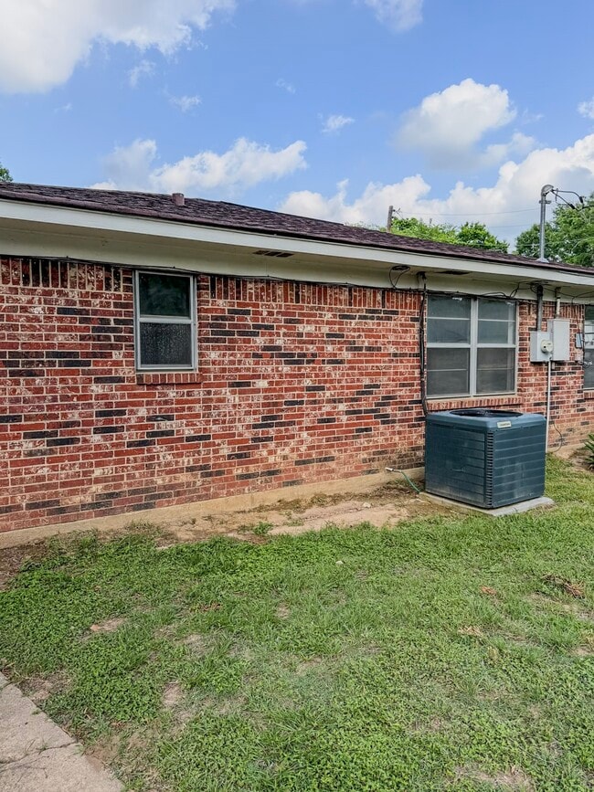 Building Photo - 109 Lakeway Dr