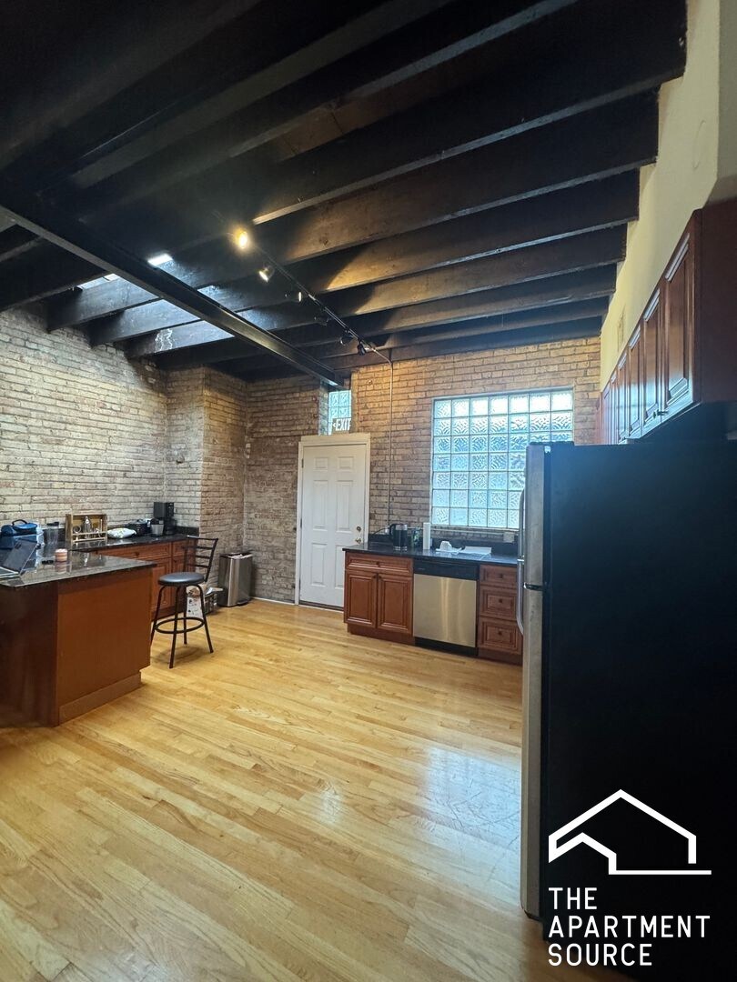 Building Photo - 907 W Belmont Ave