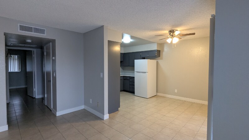 Building Photo - 815 N Peach Ave