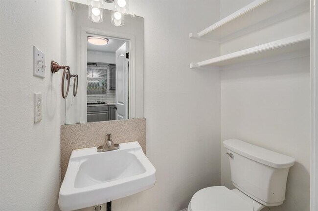 Building Photo - 204 Northwest Dr