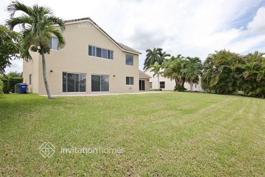 Building Photo - 1211 NW 193rd Ave