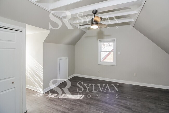 Building Photo - Classic amenities with modern convenience