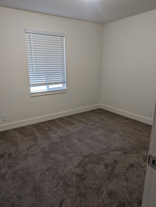 Building Photo - 880 Medoland Dr