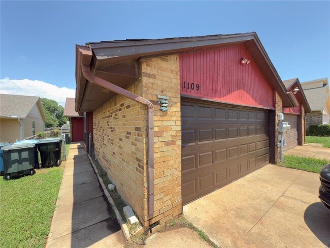Building Photo - 1109 Dustin Dr