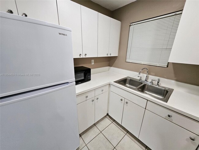 Building Photo - 7490 Miami Lakes Dr