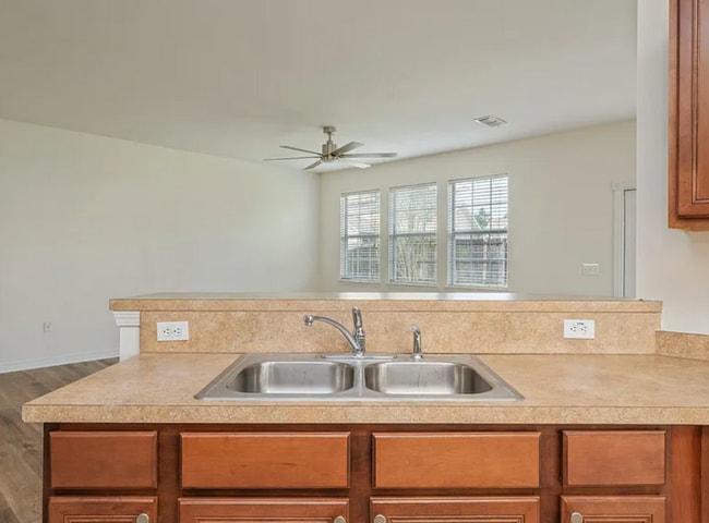 Building Photo - 4 bedroom 2.5 bathroom