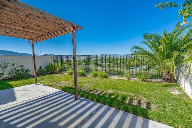 Building Photo - 4 Bedroom Home for Rent in Canyon Country!
