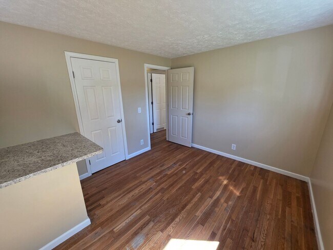 Building Photo - 32 Golden Rod Ln