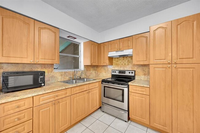 Building Photo - 3 bedroom in Hallandale FL 33009