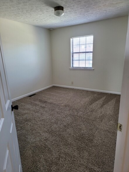 Building Photo - 255 Mayflower Ln N