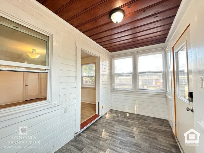 Building Photo - Charming Cottage, Close to Downtown/Plaza!