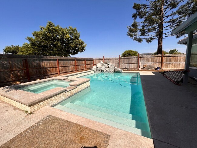 Building Photo - Beautiful home for rent in Visalia!