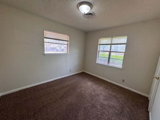 Building Photo - 3 bed 2 bath in a great neighborhood in Norman, Refreshed and ready for move in, 200 0ff by May 1st!