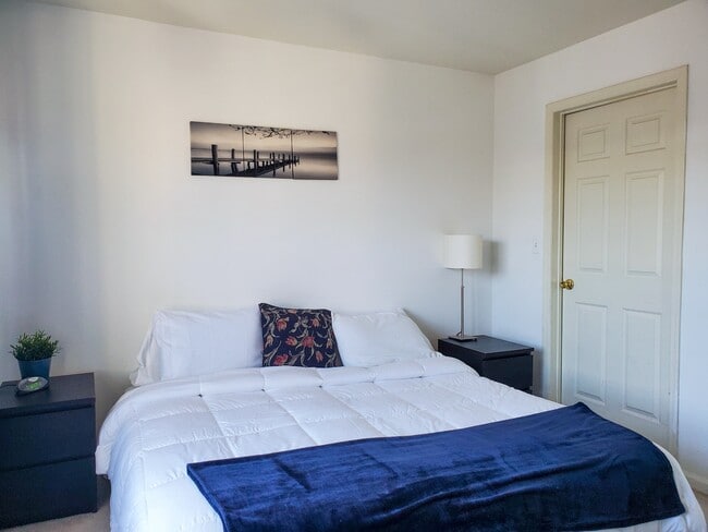 Building Photo - 889 Green St