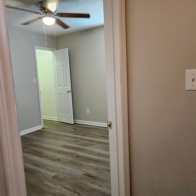 Building Photo - 3 Bedroom Ranch with fenced yard