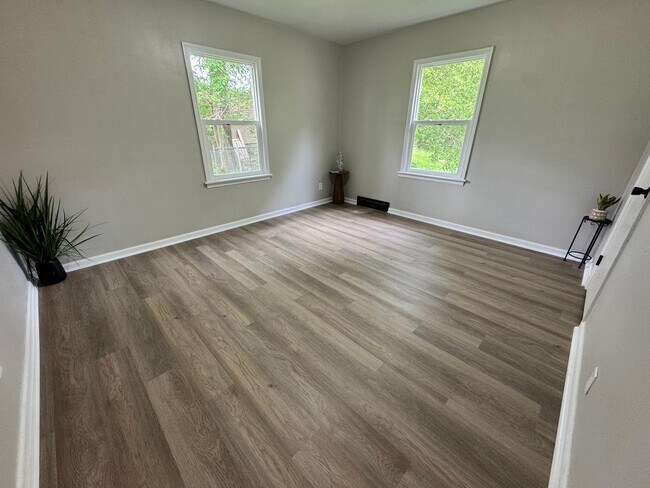 Building Photo - Remodeled 3 bed, 1 bath home for rent in Waterloo