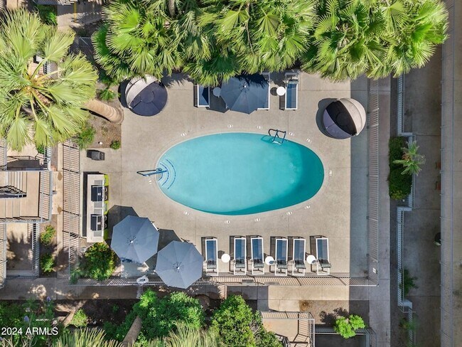 Building Photo - 1601 W Camelback Rd