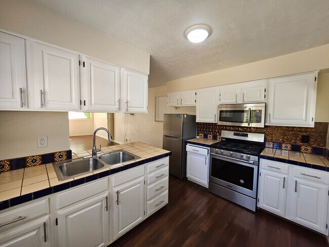 Building Photo - 911 Fruit Ave NW