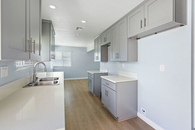 Building Photo - FULLY UPDATED 2 Bedroom/ 2 bathroom condo ...